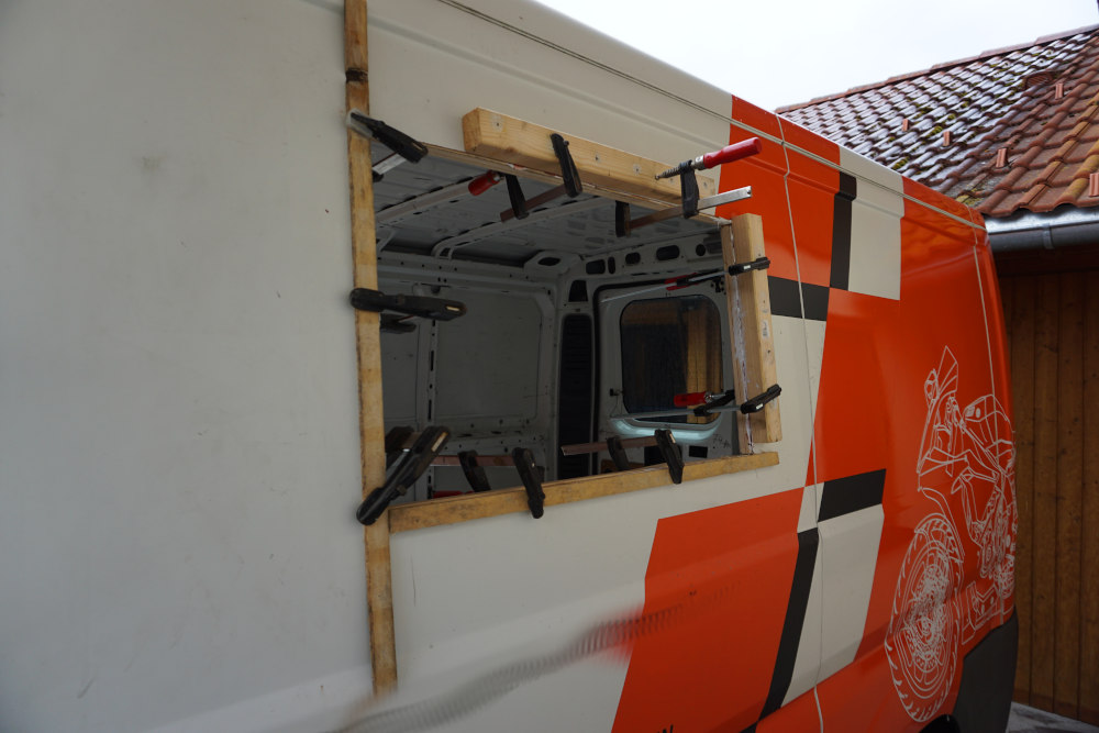 Van Life Fiat Ducato Ausgangslage vor dem Ausbau. Anbringen des Seitenfensters