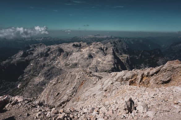 Der Gipfel des Triglavs mit einer grandiosen Aussicht über die steinigen Felsen und Berge