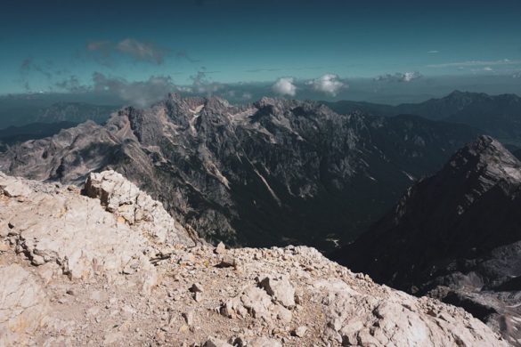 Der Gipfel des Triglavs mit einer grandiosen Aussicht über die steinigen Felsen und Berge2