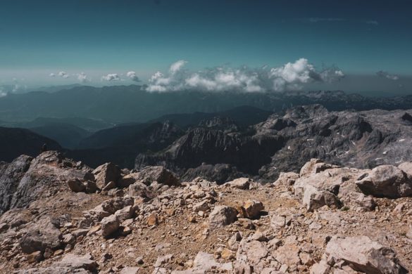 Der Gipfel des Triglavs mit einer grandiosen Aussicht über die steinigen Felsen und Berge3