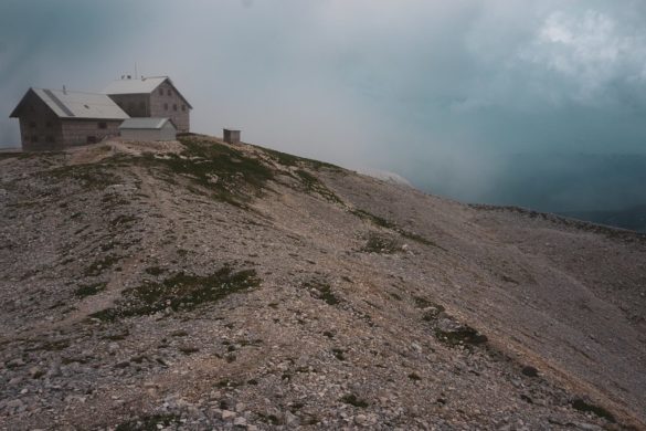 Die Hütte Dom Planika mit Nebel