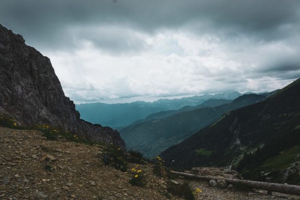 Triglav Wanderung in Slowenien im Triglav Nationalpark - Aussicht während der Wanderung mit Wolken