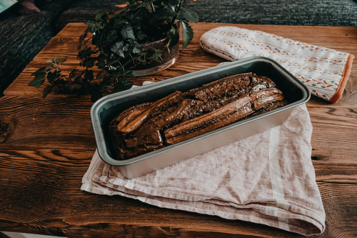 Schoko-Bananenbrot mit Zimt und Nüssen